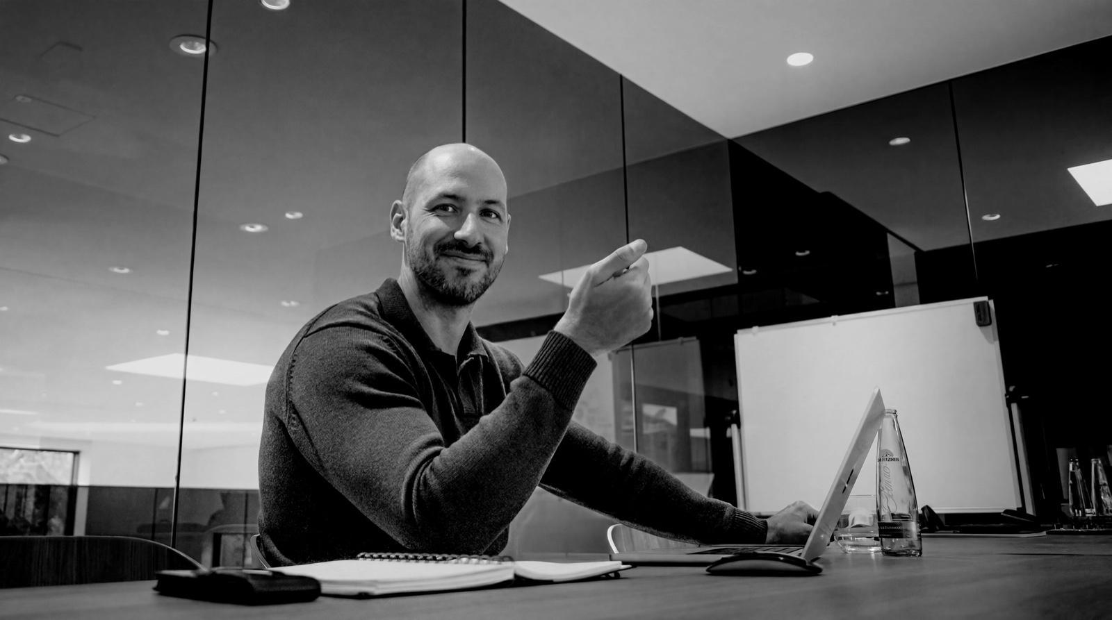 Patrick Herget bei der Arbeit in einem modernen Münchner Büro